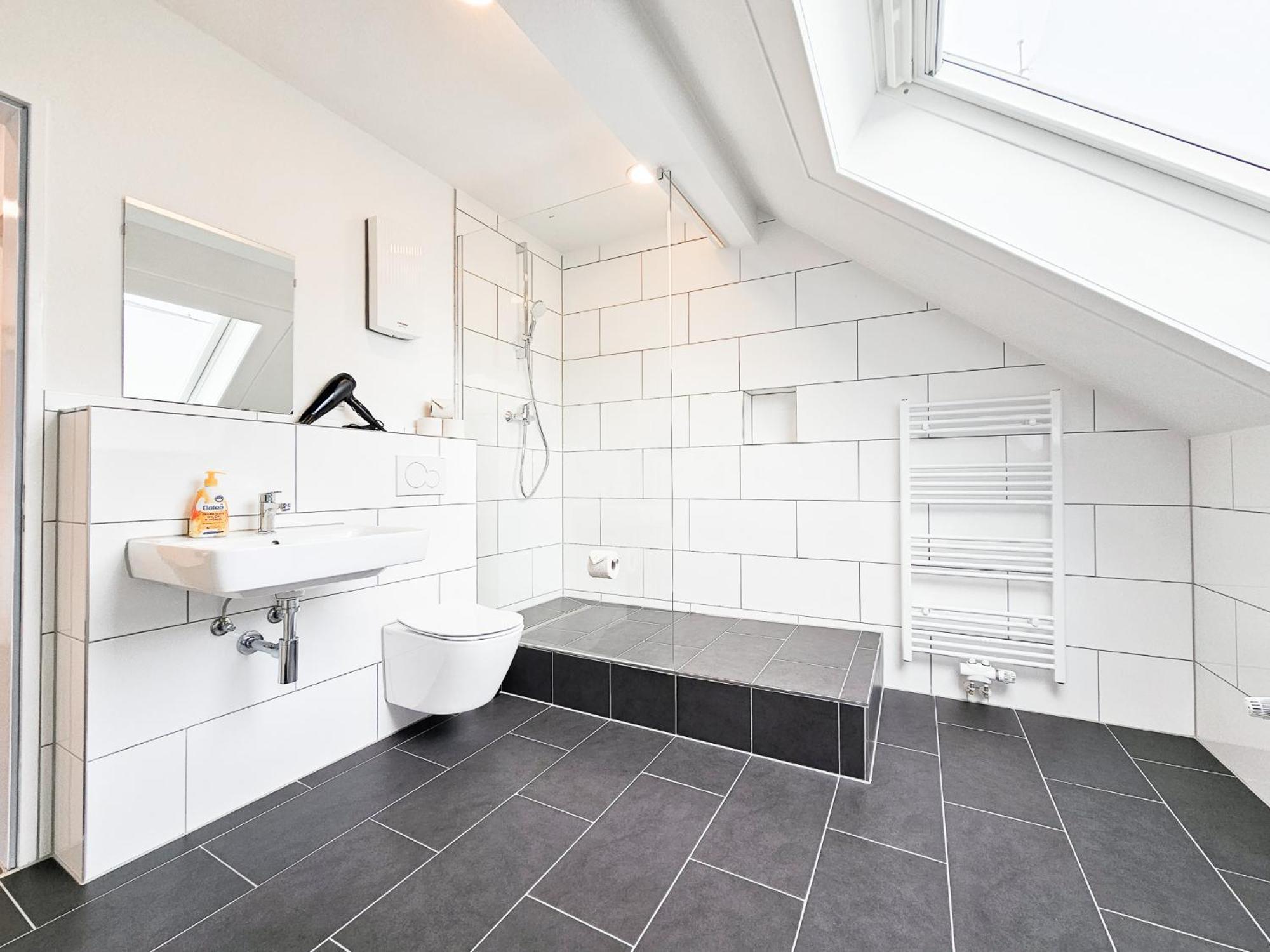 Raj Living - City Center Apartments With 5 Rooms - 10 Min Messe Dus デュッセルドルフ エクステリア 写真