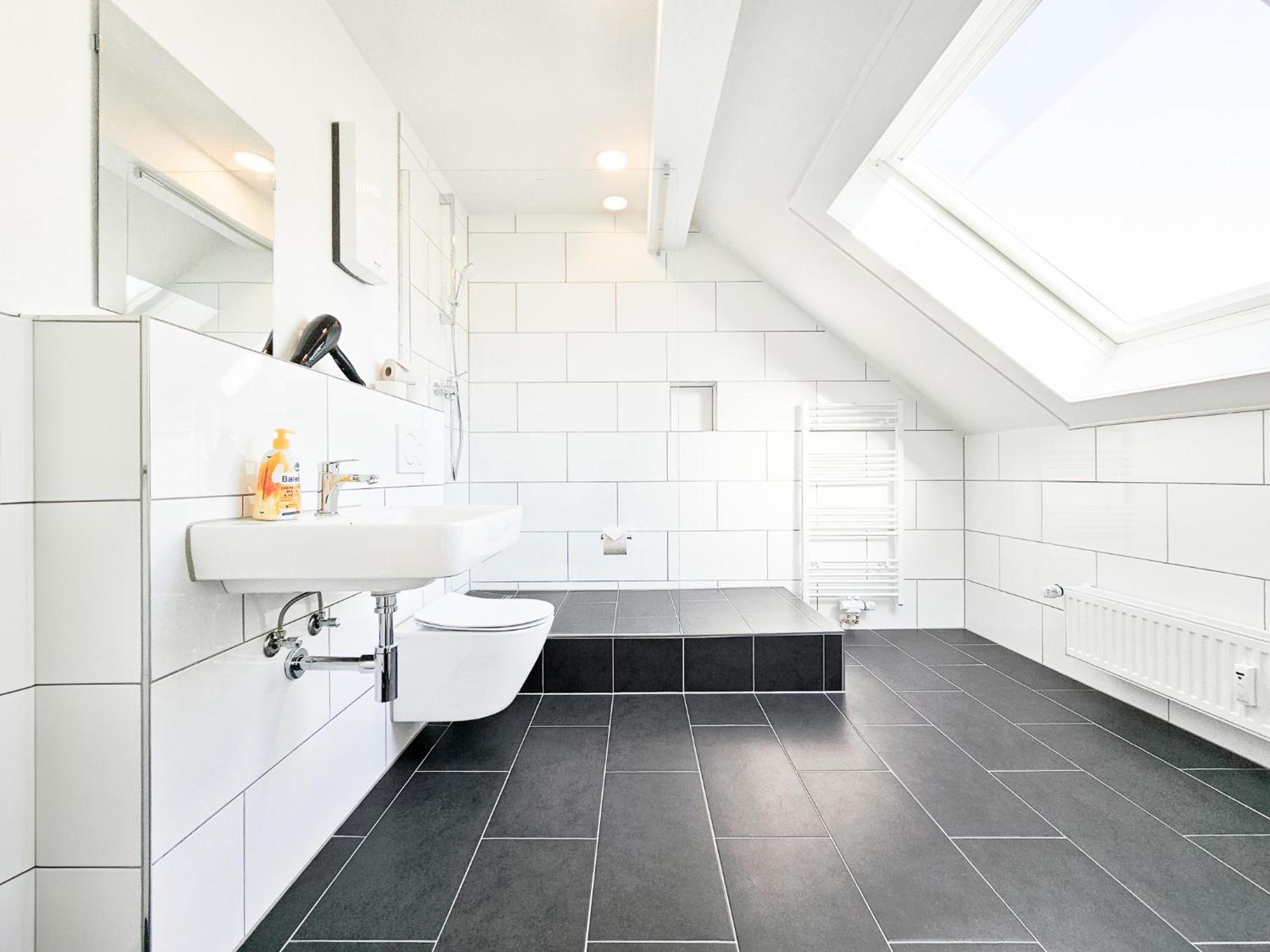Raj Living - City Center Apartments With 5 Rooms - 10 Min Messe Dus デュッセルドルフ エクステリア 写真