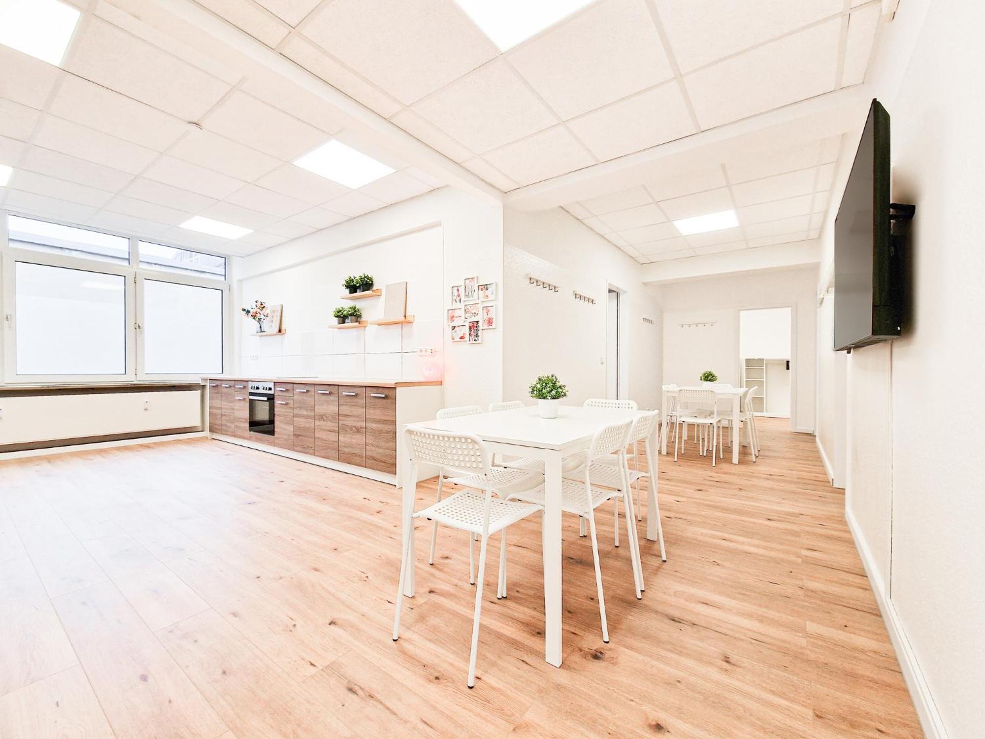 Raj Living - City Center Apartments With 5 Rooms - 10 Min Messe Dus デュッセルドルフ エクステリア 写真