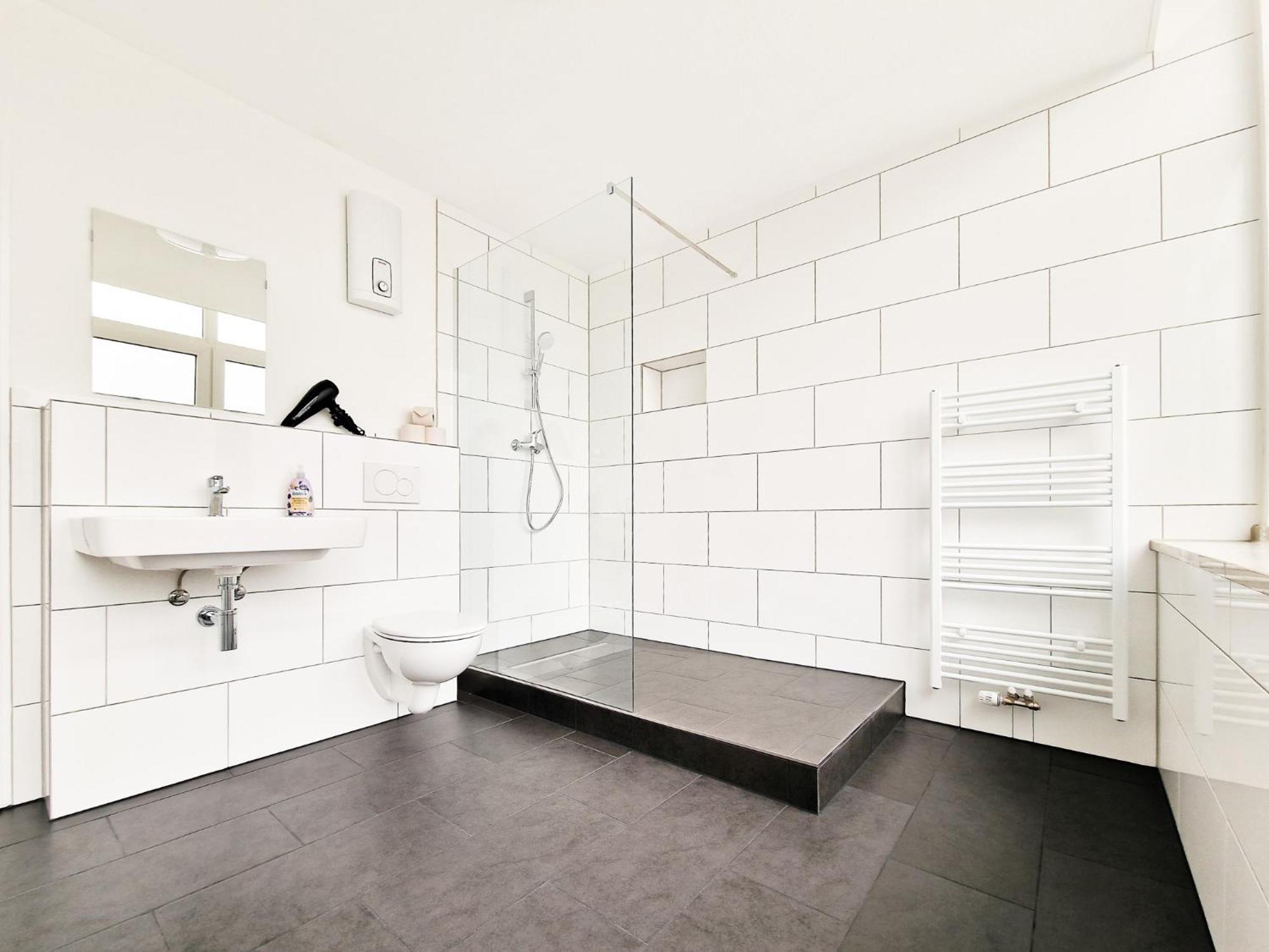 Raj Living - City Center Apartments With 5 Rooms - 10 Min Messe Dus デュッセルドルフ エクステリア 写真